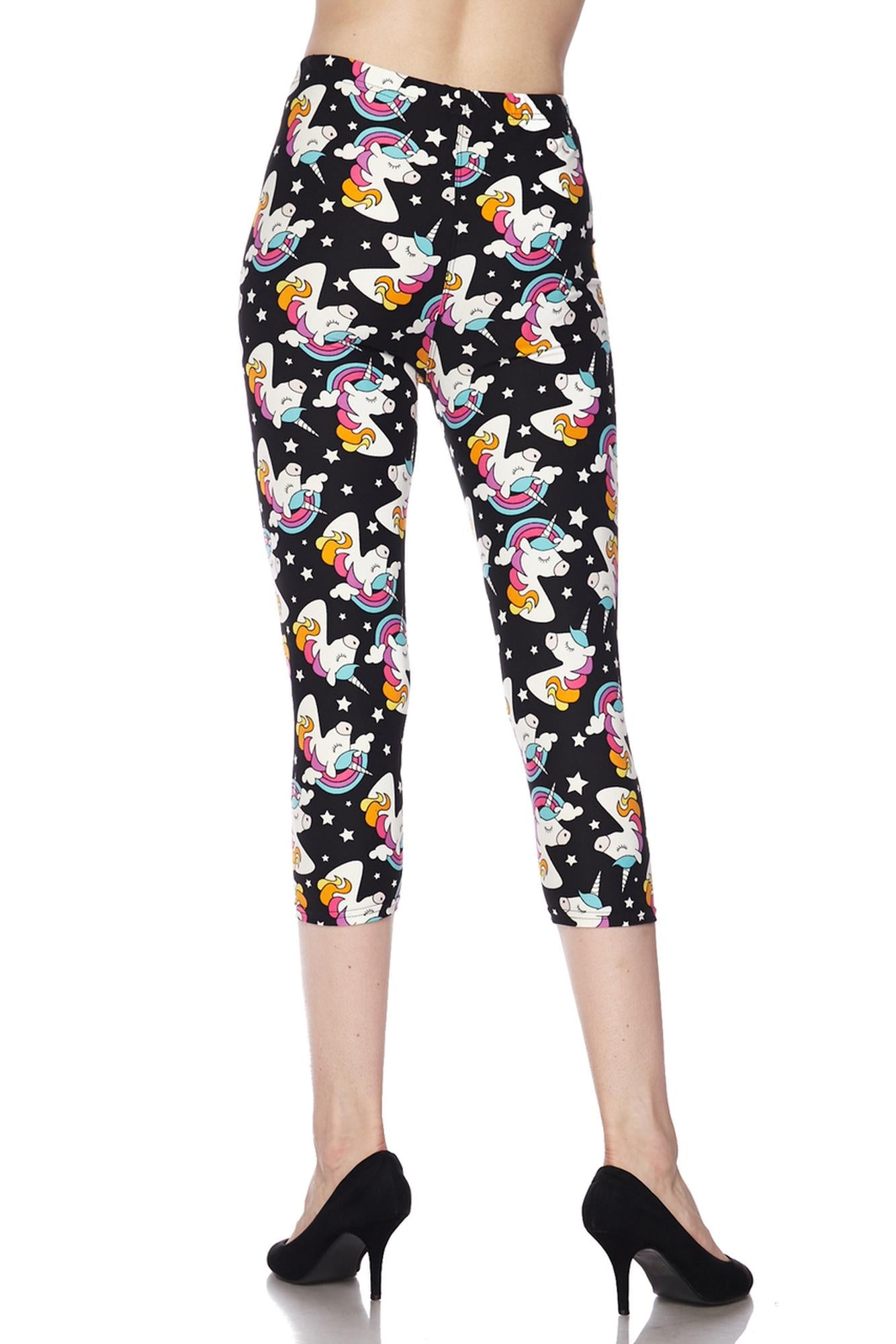 Buttery Soft Dreaming Unicorns Plus Size Capris (One Size Plus,Black)