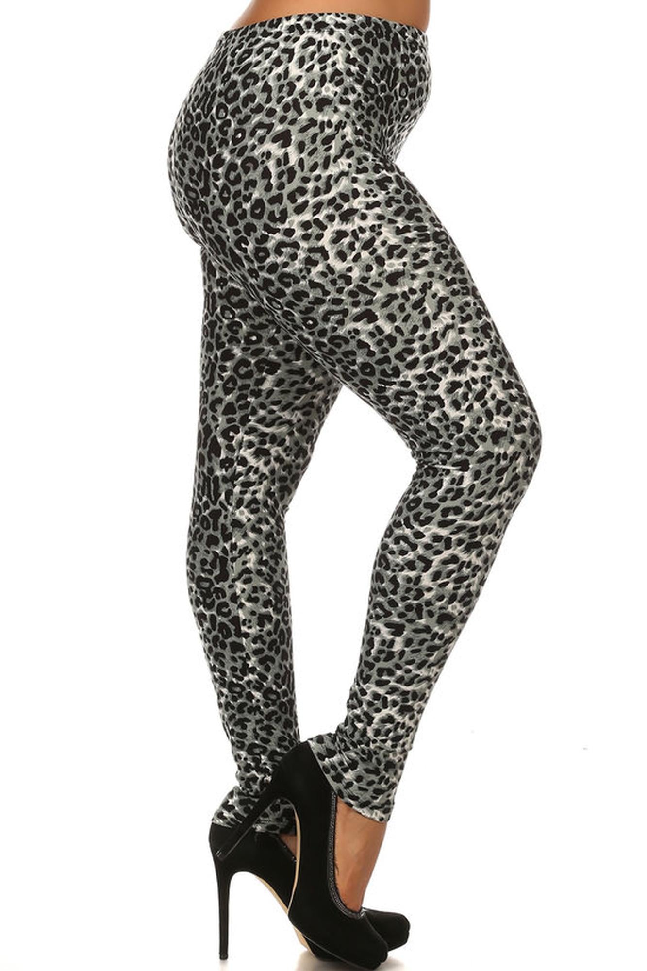 Buttery Soft Snow Leopard Plus Size Leggings (One Size Plus,Charcoal)
