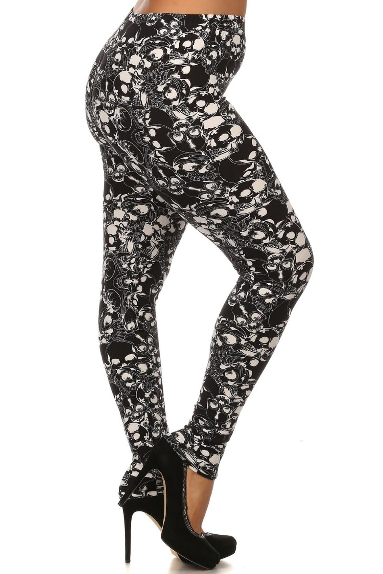 Buttery Soft Black Layers of Skulls Plus Size Leggings (One Size Plus,Black)