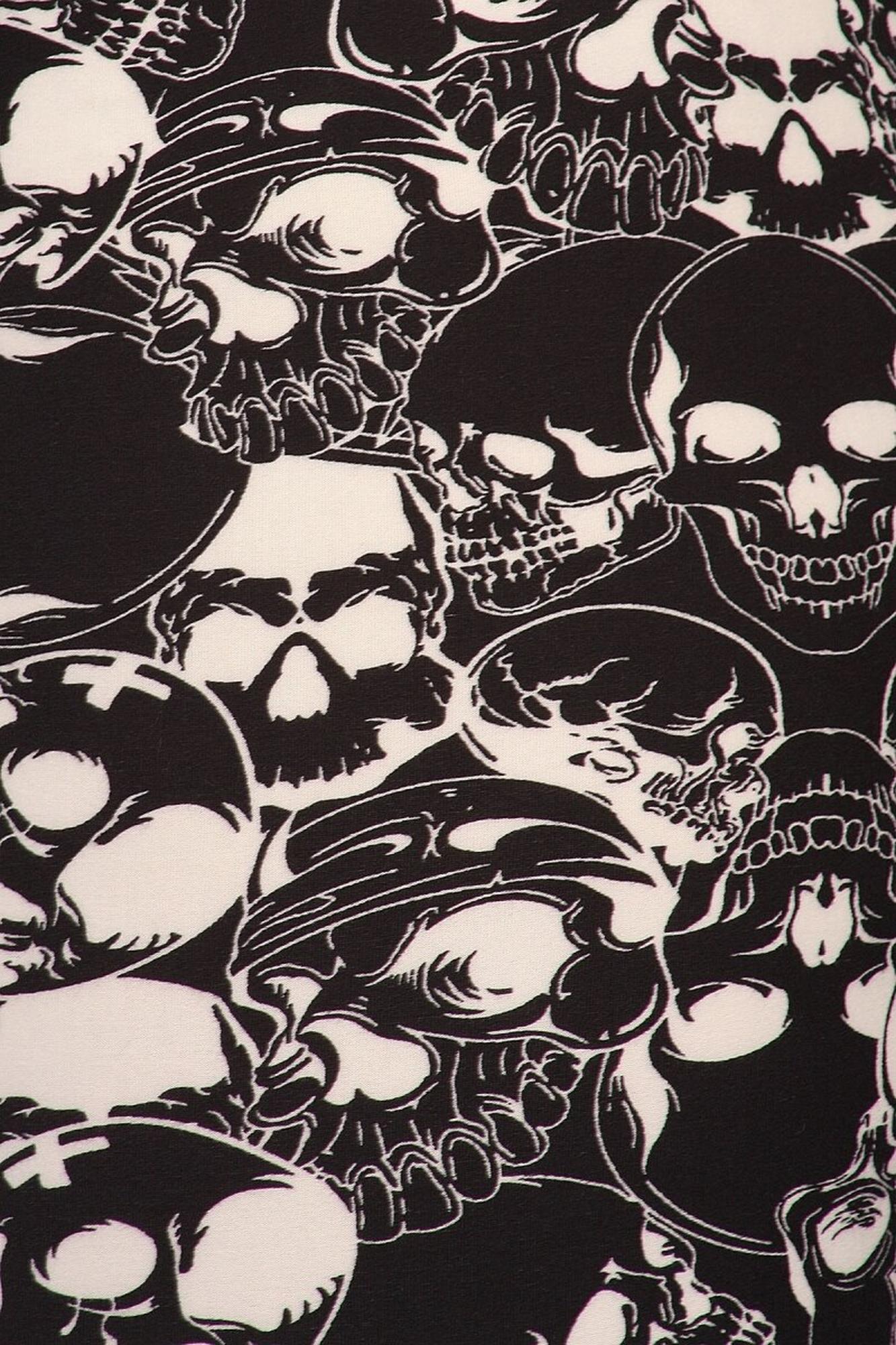 Buttery Soft Black Layers of Skulls Plus Size Leggings (One Size Plus,Black)